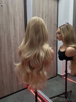 Dlouhá vlnitá blond paruka s krajkou vpředu 106513 - 8