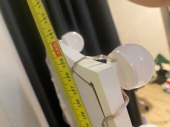 Prodám bílý kosmetický stolek se zrcadlem a osvětlením - 8