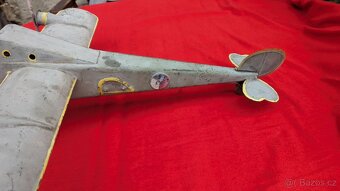 Stará plechová hračka z 1 republiky model letadla - 8