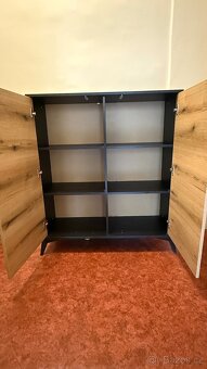 Designová skříňka - dub/černá, jako nová - 8
