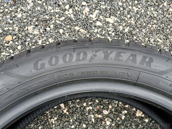 Zánovní zimní pneu Goodyear 205/55/19 vzorek 8mm - 8