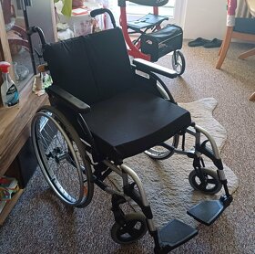 Invalidní vozík a chodítko - 8