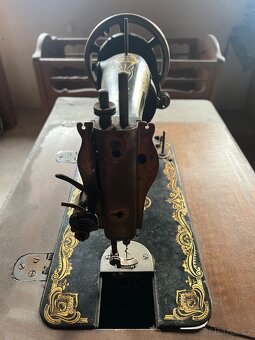 Starý šlapací šicí stroj – dekorativní litinový podstavec, k - 8