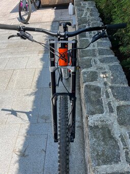 Sjezdové kolo Mondraker Summum29 2023 - 8