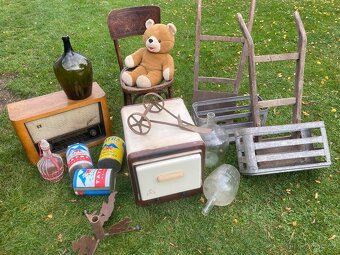 staré rádio stará plechovka starý medvídek židle rudl - 8