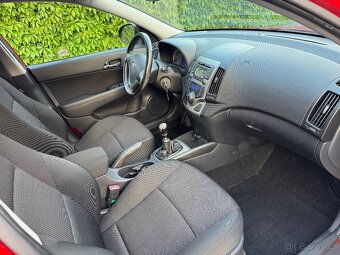 Hyundai i30 1,4 16V 80kW - klima - tažné zařízení. - 8