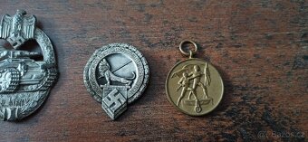Medaile, vyznamenání, odznaky. - 8