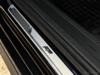 Volkswagen Touran R-Line, 7 místný DSG - 8