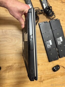 Fujitsu Celsius H730 + dokovačky + zdroje + myš - 8
