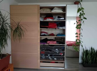 Šatní skříň IKEA PAX s osvětlením v top stavu - 8