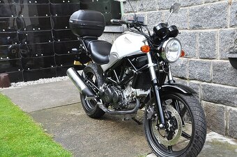 Prodám luxusní Hondu VTR 250, 2011, 12749 km. - 8