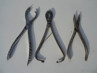 Staré chirurgické nástroje . - 8