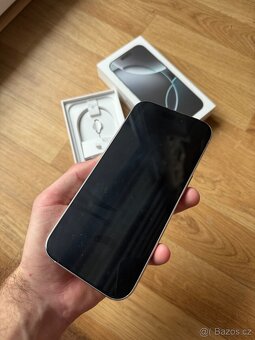 Apple iPhone 16 Pro 128GB bílý titan - 8