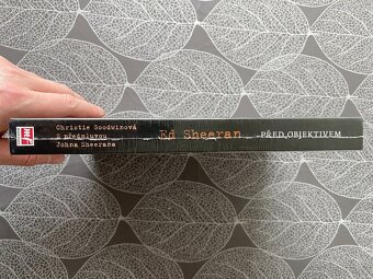 Nová kniha Ed Sheeran před objektivem v originální fólii - 8