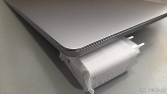 Apple MacBook Pro A1708

 - 8