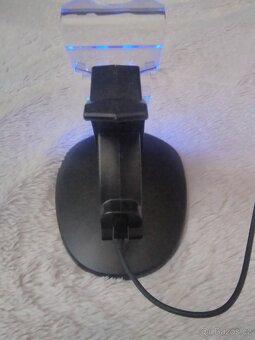 Nabíjecí stojan pro PS4 ovladače - 8