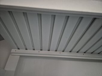 Prodám masivní patrovou postel z olše s úložným prostorem - 8