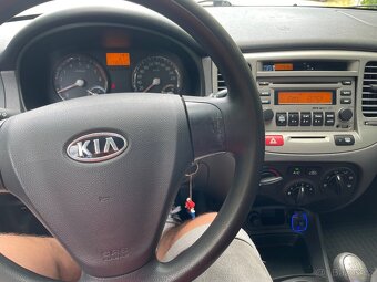 Kia Rio II sedan - 8