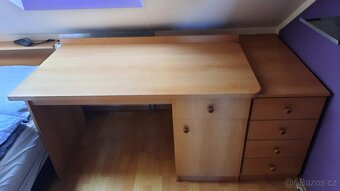 Psací stůl, šupliková skříňka a židle. - 8