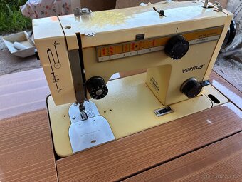 Šicí stroj Veritas 8014/40 včetně stolu a šuplíkové skříňky. - 8