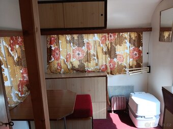 Obytný laminátový karavan - 8