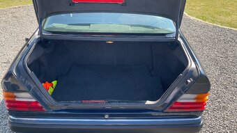Mercedes-Benz 300 CE (1990) v perfektním stavu - 8