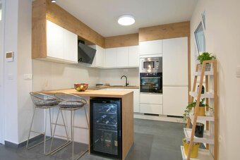 Luxusní vila s bazénem a výhledem na moře k prodeji u Makars - 8