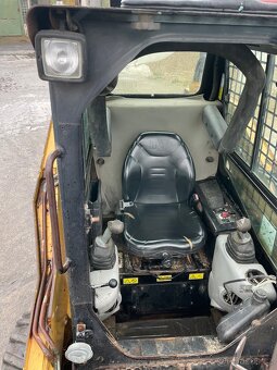 Cat 242B smykový nakladač - 8