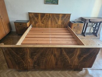 Různé skříně, postel, křesla, atd. - 8