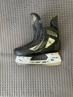 Hokejové brusle True CATALYST 7 SR, vel. 44,5, šířka EE - 8