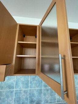 Moderní dřevěná kuchyňská linka se spotřebiči - 8