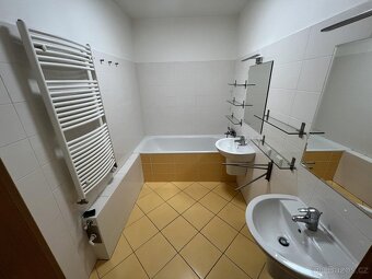 Pronájem bytu 3+kk 84m2; s terasou 100m2, Vladycká, Praha - - 8