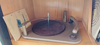 Gramofon se skříní a LP deskami - 8