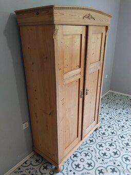 Stará, secesní skříň po renovaci, voskovaná - 8