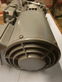 Elektromotor s převodovkou LENZE; 0,75 kW, 403 ot/min, 18Nm. - 8