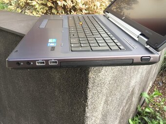 pracovní stanice HP 8760w - 17" FullHD, nVIDIA QUADRO 3000M - 8