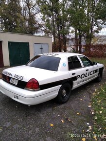 Ford Crown Victoria - 8