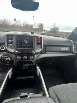 Pronájem Dodge Ram 5.7 Hemi - 8