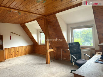 Krásný dvougenerační dům s garáží, rybníkem, velkou zahradou - 8