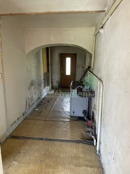 Prodám rodinný dům na klidném místě s velkým pozemkem - 8