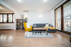 Prodej prostorného třípatrového rodinného domu 300 m2 v Karv - 8