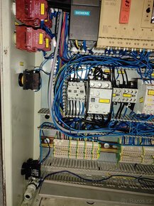 Elektro rozvaděč plný elektroniky - 8