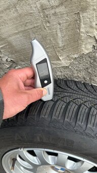 BMW 5 e39 originál – kola (alu. disky+pneu 205/65 R15) - 8