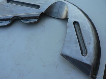 Vnitřní část zadního podběhu Tatra 603 - 8