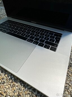 MacBook Pro 15, 500GB, sequoia, i7 - 8