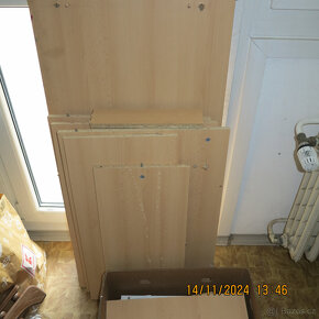 Rozebranou panelákovou vestavnou skřín - 8