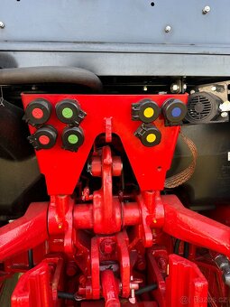 Traktor Belarus 820 s čelním nakladačem - 8