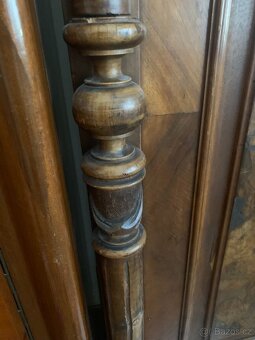 Vyřezávaná historická dřevěná skříň - 8