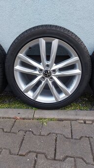 Alu kola 5x100 r17 originál vw polo letní pneu - 8