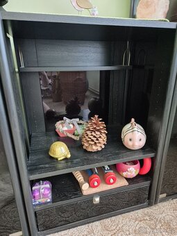 Černá obývací stěna s vitrínou - 8